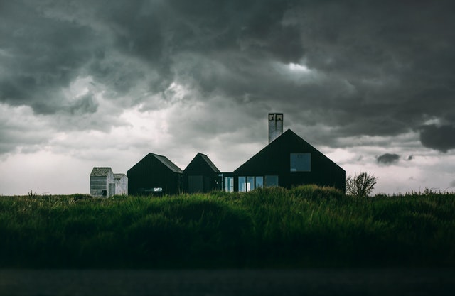 black and white house under thick clouds 833192